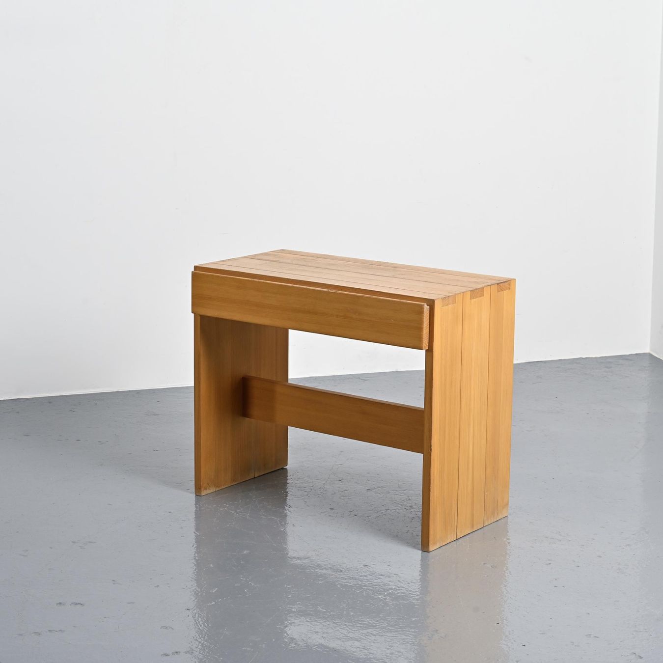 Scrivanie: Bureau en orme massif par Maison Regain, année 70 – Usato da VILLEURBANNE venduto da PATEREDELAGANDOUZE
