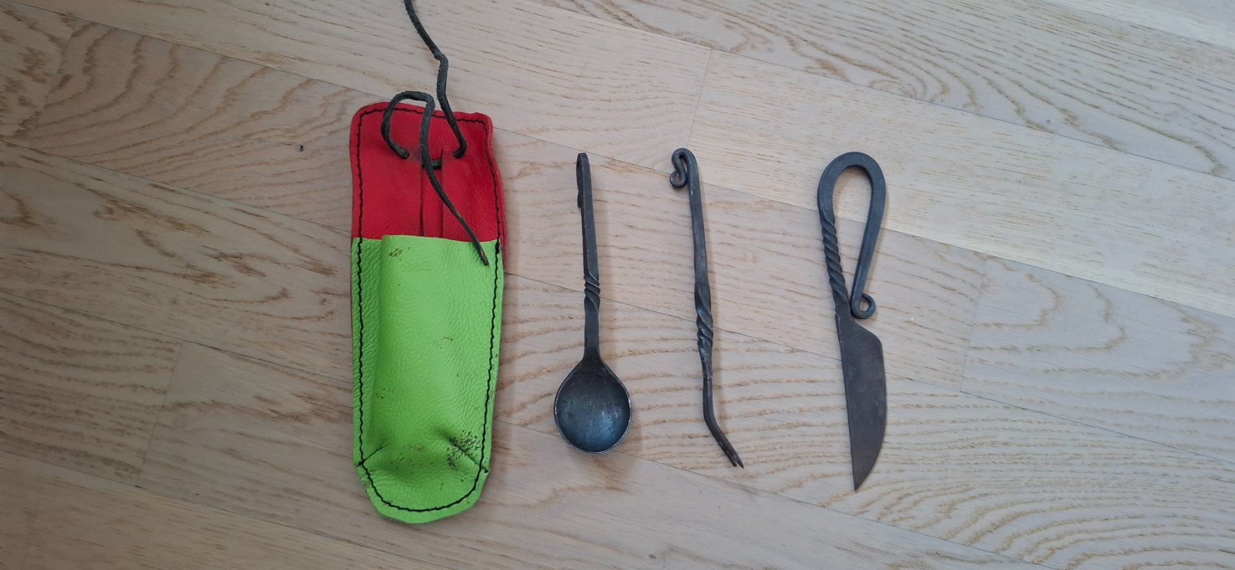 Set di piatti: service artisant Coutelier Forgeron – Usato da Chancy venduto da dave58v