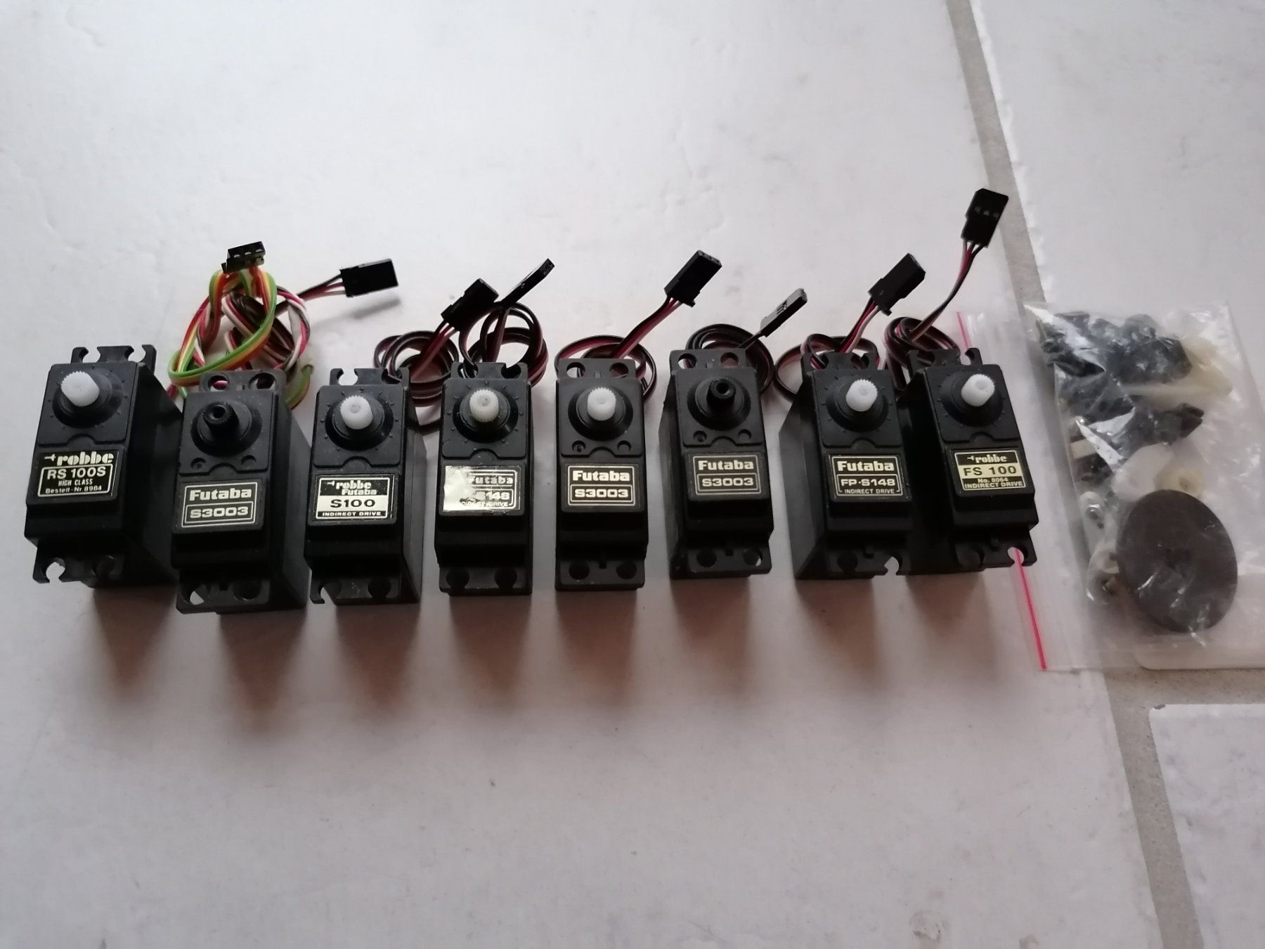 RC Modellbau: 8x Servo robbe Futaba – Gebraucht aus Chabrey von