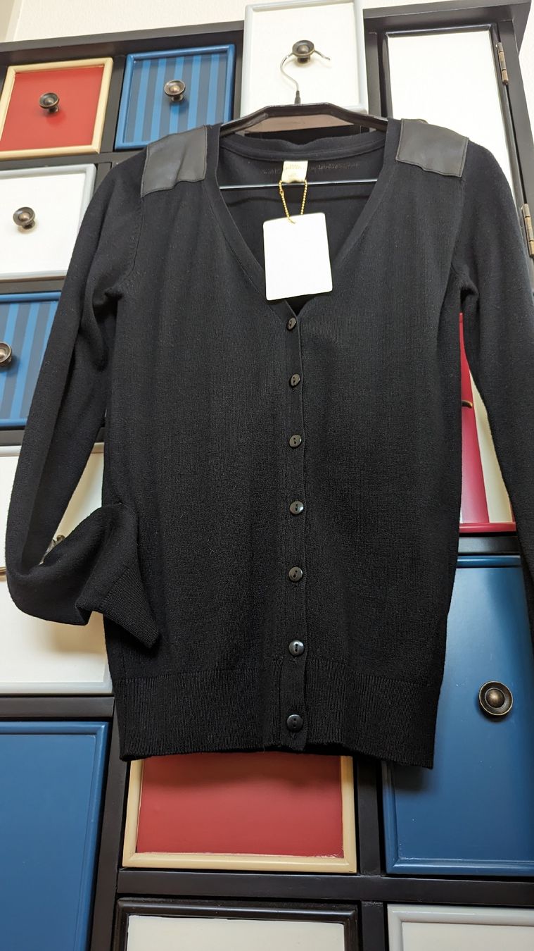 Vestes: Pullover mit Knöpfen. Neu mit Etikett. – Neuf avec emballage d'origine à Winterthur par losa_p966