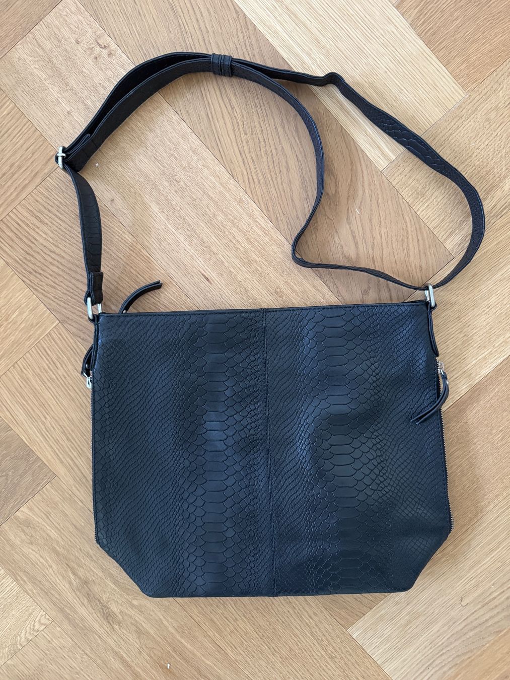 Borse da donna: Schwarze Umhängetasche - Schwarzes Leder – Usato da Zürich venduto da val_r5c5