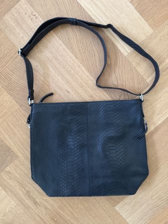 Schwarze Umhängetasche - Schwarzes Leder