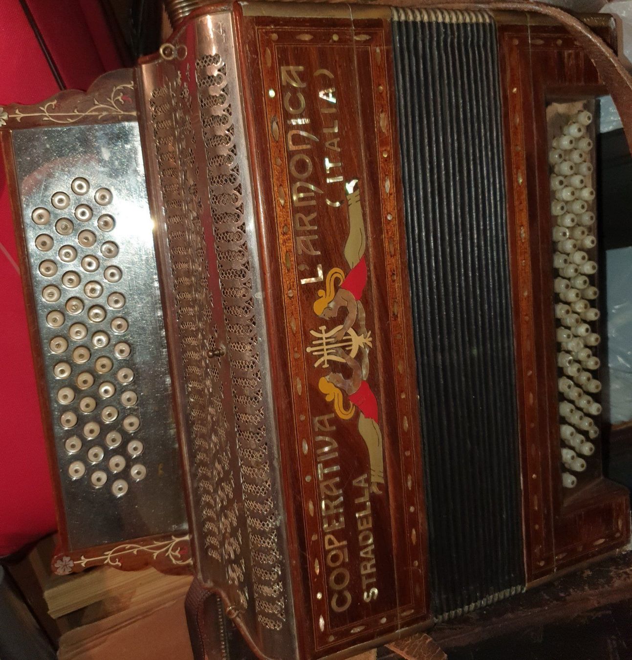 Instruments de musique: accordéon pour décoration année 1920 – Défectueux à Penthalaz par EvandroLuz 1