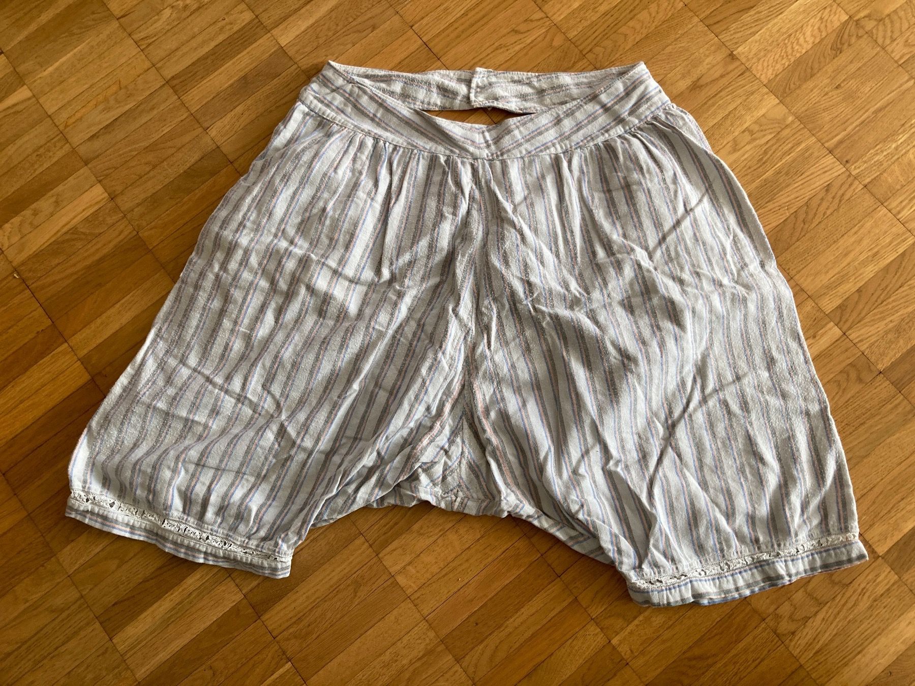 Vestiti: Kleider aus früheren Zeiten – Usato da Winterthur venduto da Quilterin 3