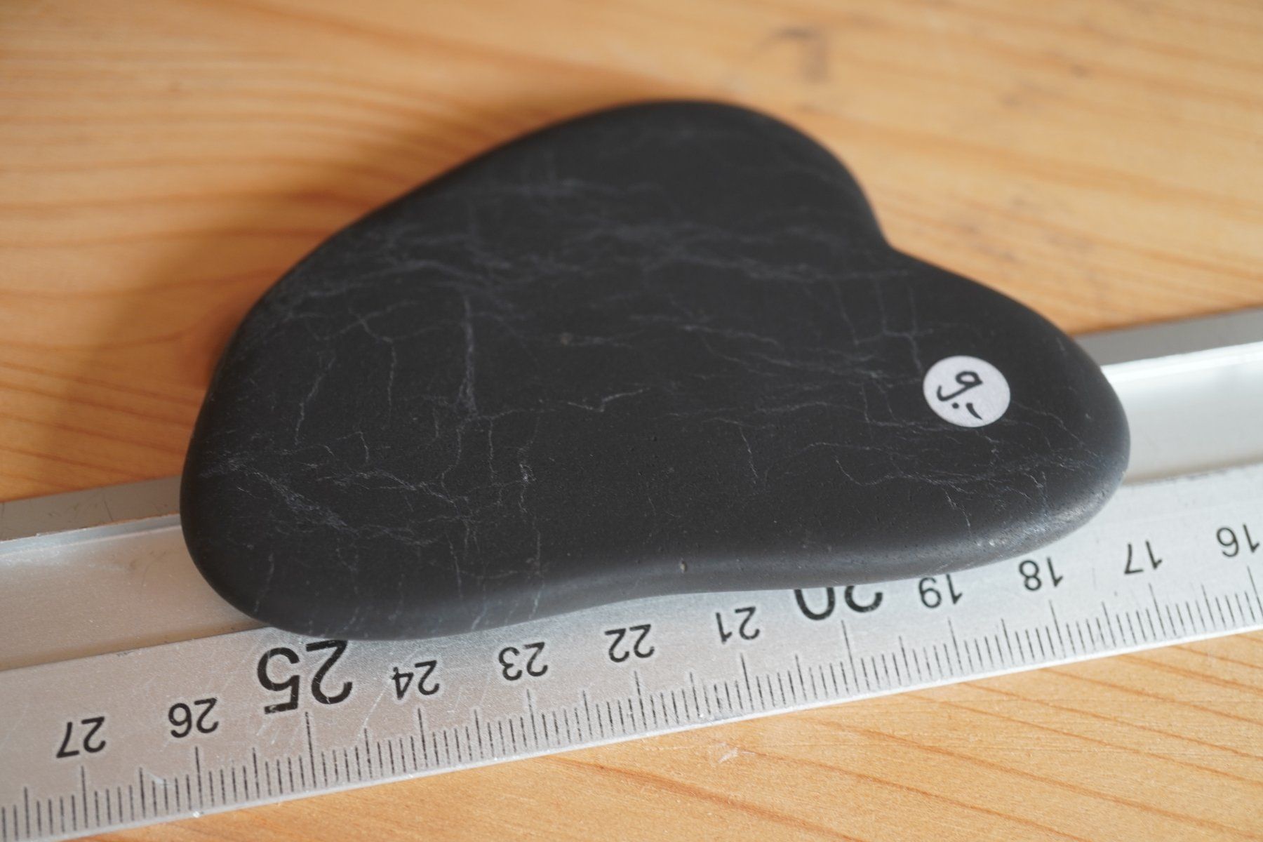 Minerali & Pietre curative: Gua Sha Massage-Stein aus Schungit ✨ – Nuovo e nell'imballaggio originale da Eschenbach SG venduto da craniums
