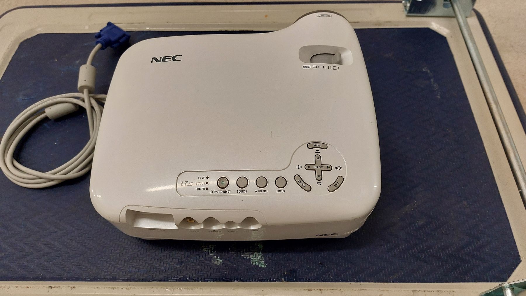 Nec Proiettori: Videobeamer NEC autofocus – Usato da Hinteregg venduto da Amerizium 1