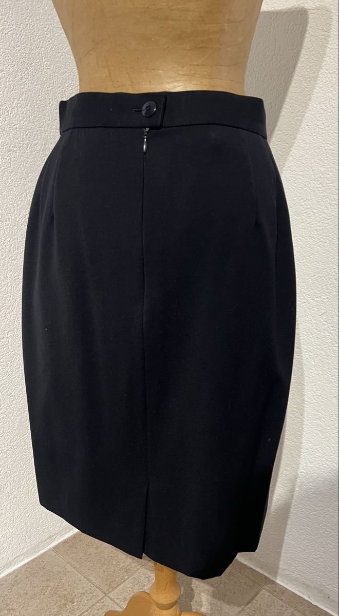 Escada Jupes: Jupe crayon en laine Escada – D'occasion à St-Pierre-Clages par ste_xk6p 1