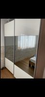 Gut erhaltener Schwebetürenschrank mit Spiegel, Top Zustand