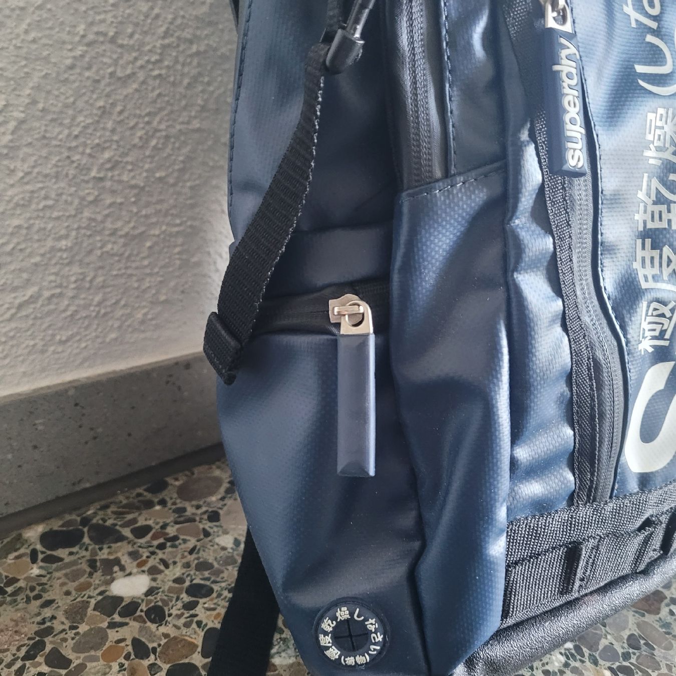 Superdry Zaini: Superdry Rucksack, geräumig, viele Fächer, top. – Usato da Volketswil venduto da tas_tj67 2