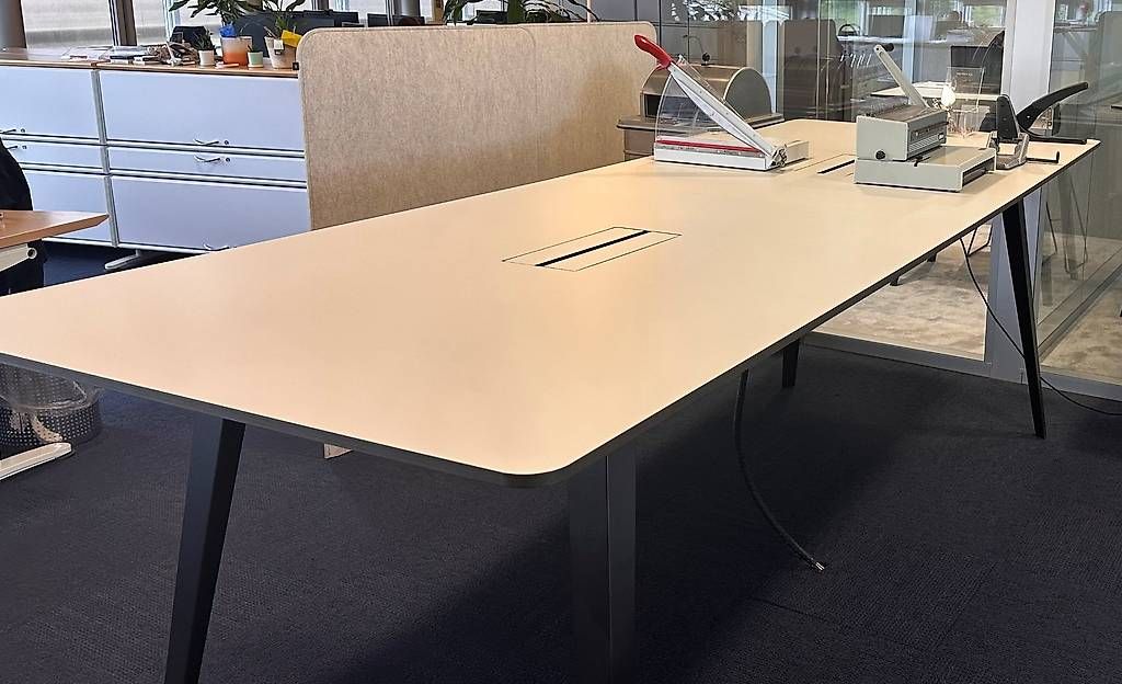 Tavoli: Grosser Stehtisch 320x120cm (inkl. Strom, LAN, HDMI) – Usato da Zürich venduto da Schnuckelie 1