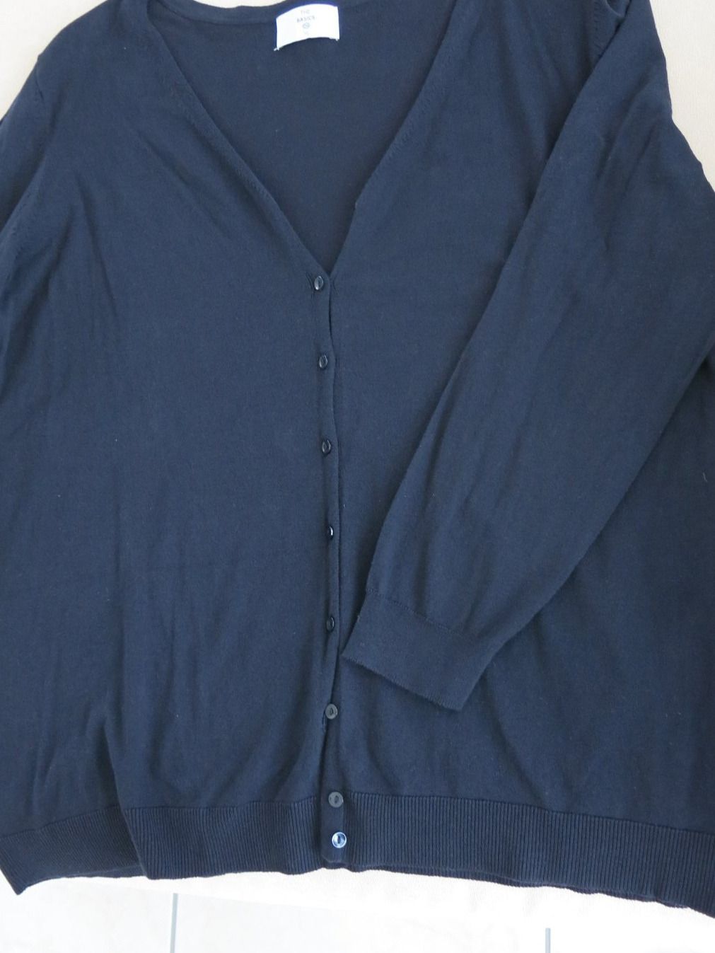 Giacche: Basic-Strickjacke mit V-Ausschnitt – Usato da Lachen SZ venduto da artbyblondangel 4