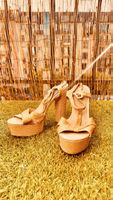 Goldene Sandalen mit hohem Absatz, perfekt für den Sommer!