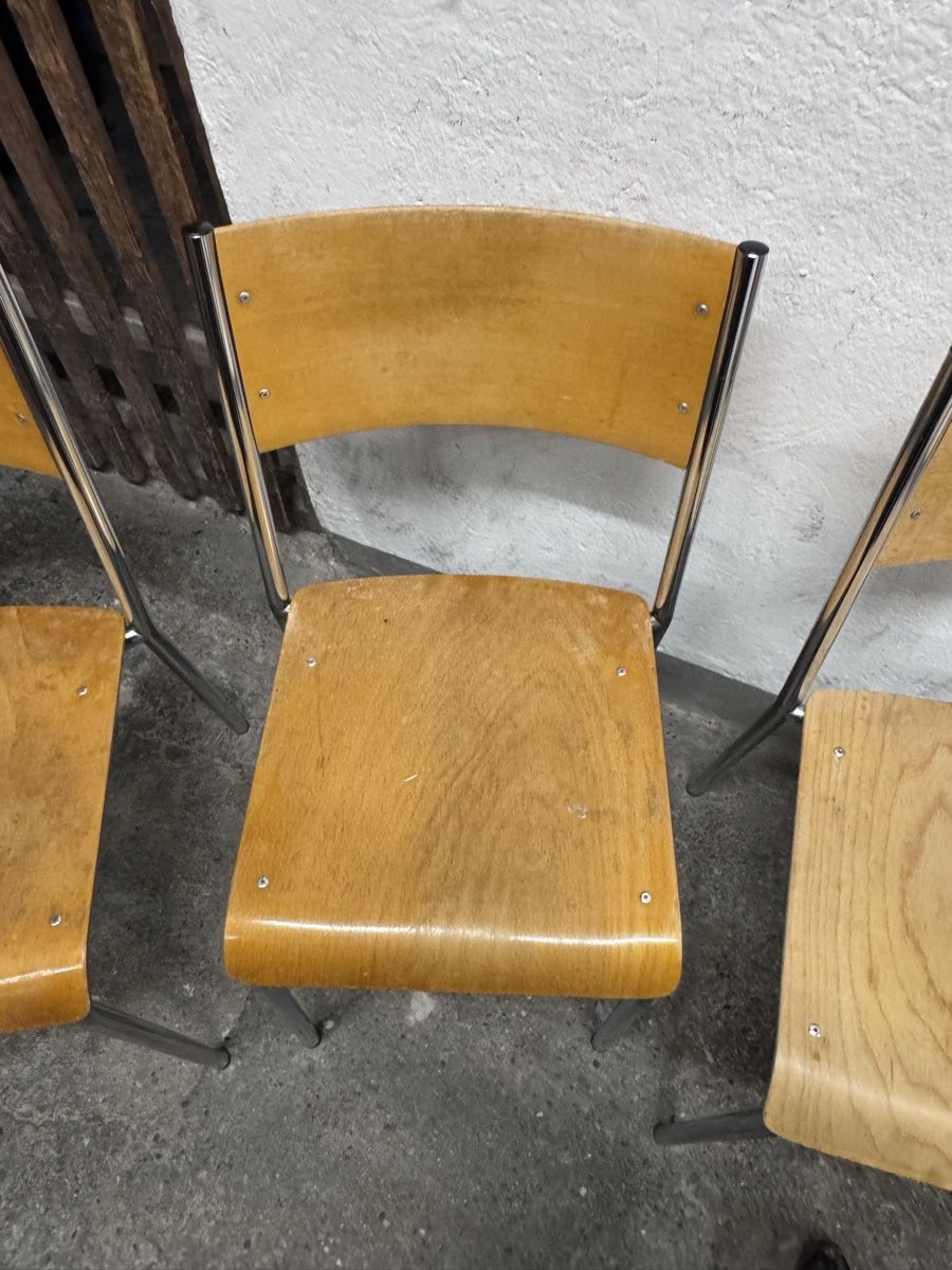 Sedie: 5 Stk stapelbare Holzstühle mit Chromgestell – Usato da Zürich venduto da gio_yg2z 3