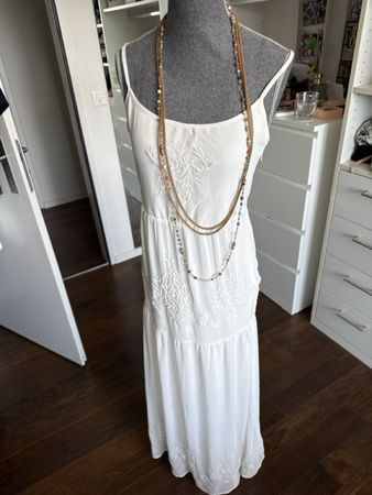 Kleid weiss bestickt Grösse S neu mit Etikett