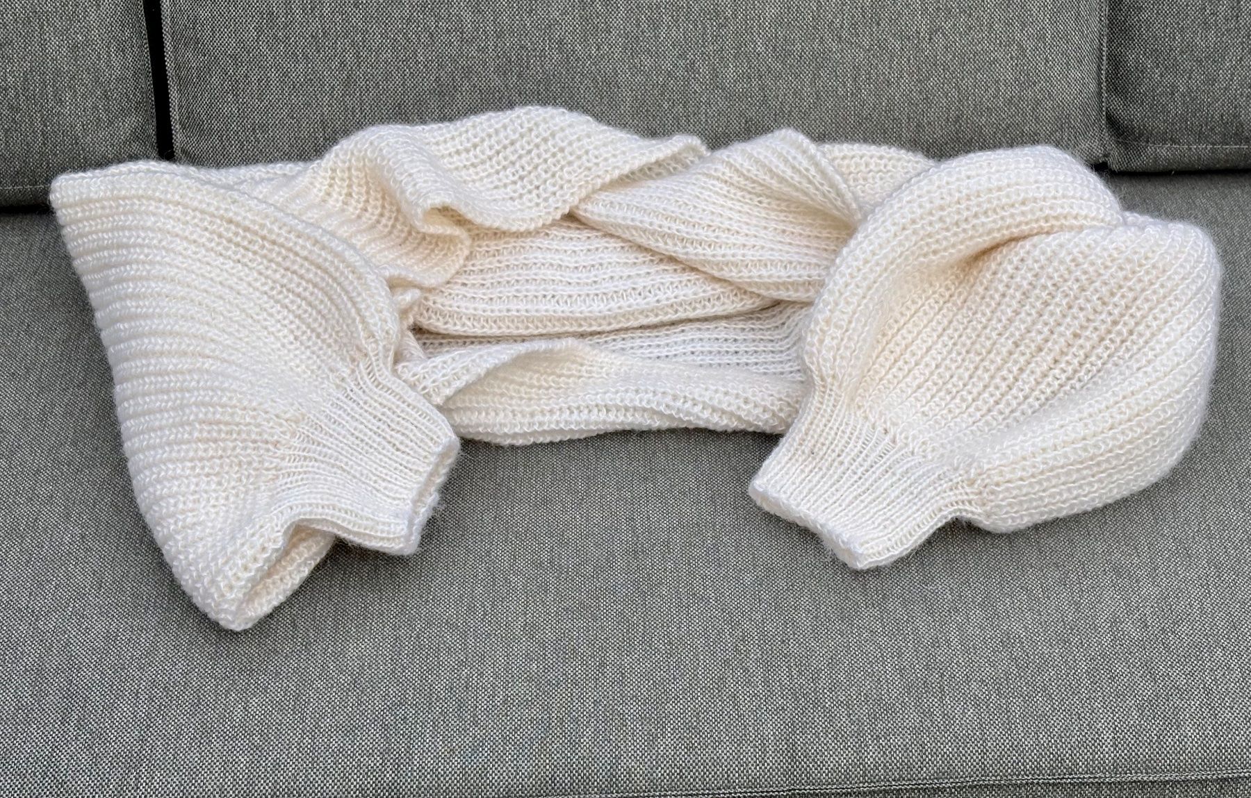 Foulard & Sciarpe: Weisser gestrickter Ärmelschal – Usato da Oberrieden venduto da pet_n2c2 3