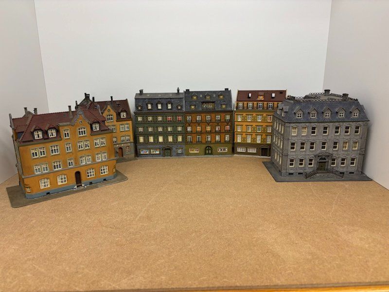 Modellini di ferrovie: 5er Set H0 Stadthäuser, Eckbau, Doppelhaus, Geschäfte Wohnen – Usato da Büsserach venduto da ModellbahnDepot