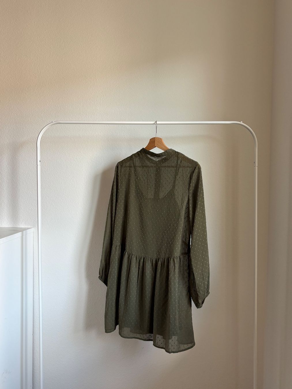 Stradivarius Vestiti: olivgrünes, romantisches Kleid – Nuovo (secondo la descrizione) da Zürich venduto da bbbggg 1