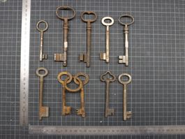 Lot mit 10 antiken Schlüsseln