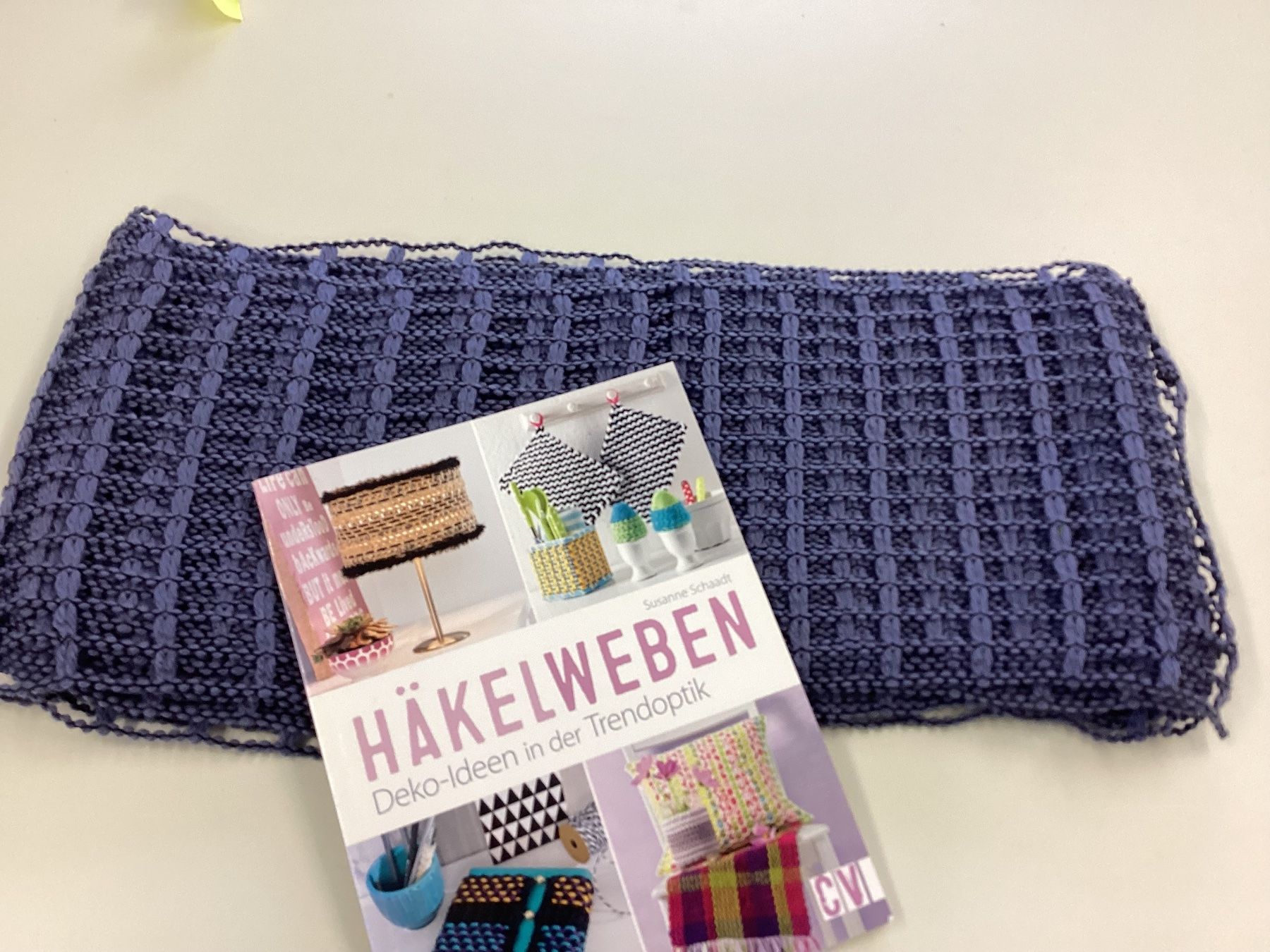 Laine: Häkelbuch und Stoff – D'occasion à Zürich par orella79