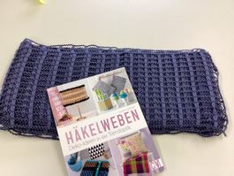 Häkelbuch und Stoff