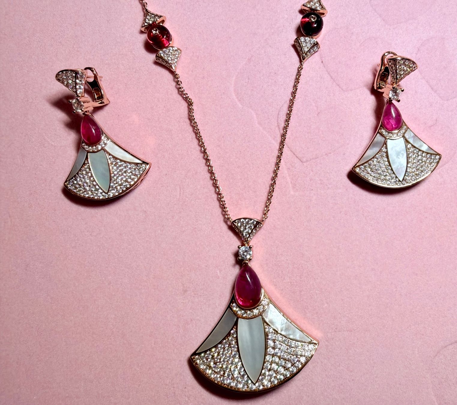 Altri gioielli: Parure collier et boucles d'oreilles rosées – Nuovo e nell'imballaggio originale da St-Maurice venduto da Sandrinette123 1