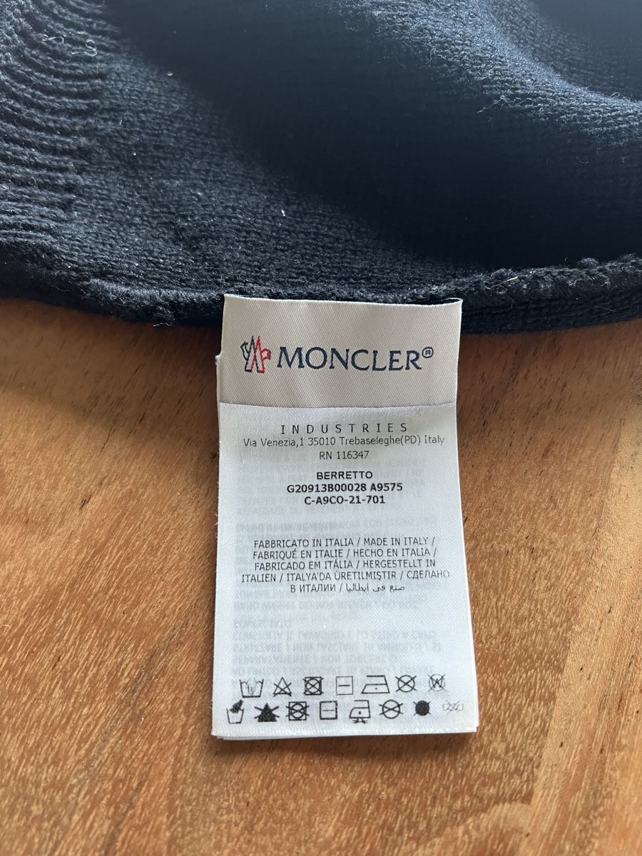 Moncler Copricapi, berretti & cappellini: Moncler Mütze original  – Nuovo (secondo la descrizione) da Schindellegi venduto da rob_xqj8 1