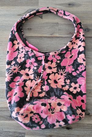 Sommerliche Handtasche mit Blumenmuster