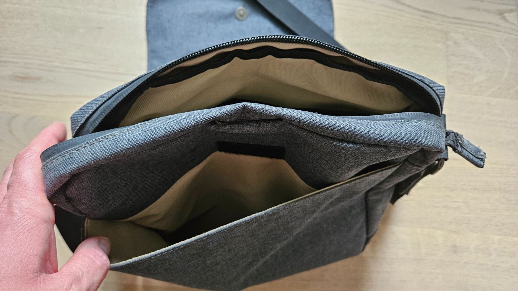 Borse: Umhängetasche in grau mit Tabletfach von Camel Active – Nuovo (secondo la descrizione) da Pfäffikon ZH venduto da Calemor 5