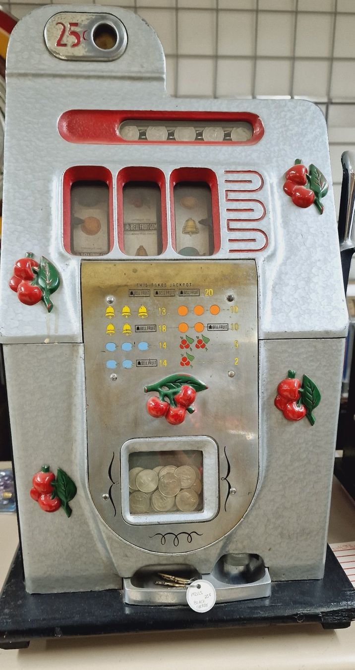 Slot Machine: Mills Cherry slot machine – Usato da Geroldswil venduto da jukeman