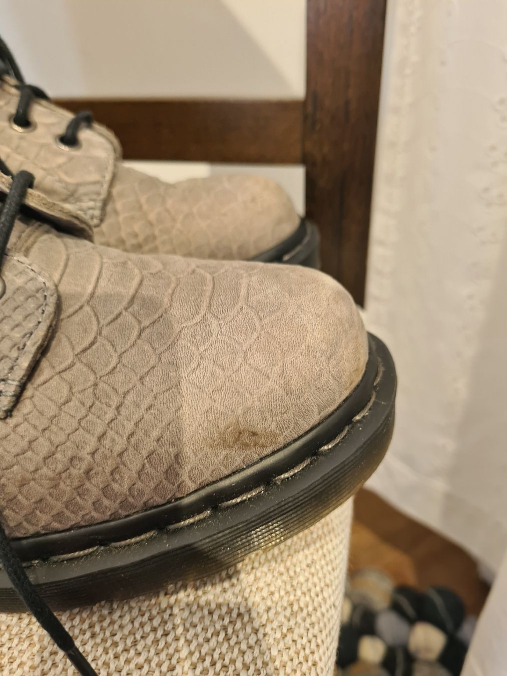 Dr. Martens Damenschuhe: Dr. Martens Python Print Stiefel Gr. 38 Beige Grau  – Gebraucht aus Adligenswil von FriedasWelt 4