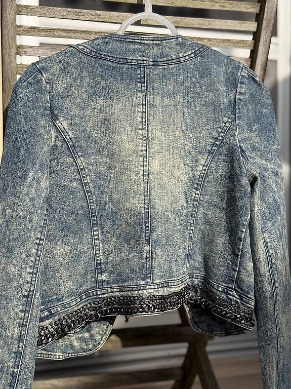 Giacche: Crop Jeansjacke mit Kettendetails – Usato da Wetzikon ZH venduto da surfevida 1