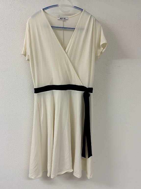 Vestiti: Weisses Kleid mit schwarzem Bändel, Gr 40 – Usato da Zürich venduto da mel_v8qp