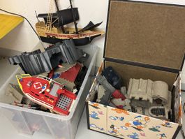 2 Boxen mit Playmobil Burgen und Piraten