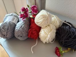 6 Knäuel Wolle – Grau, Weiss, Rot & Anthrazit – Strickwolle