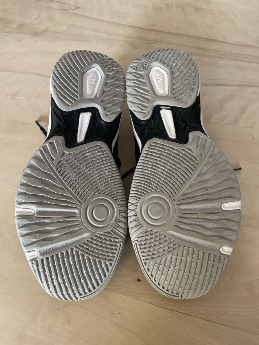 Asics Chaussures hommes: ASICS Hallenschuhe Grösse 41.5 – D'occasion à Muttenz par Fertal 2