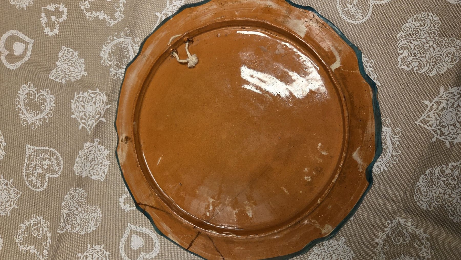 Piatti di portata: Dekorative handbemalte Keramikplatte mit Blumenmuster – Usato da Kreuzlingen venduto da KleinerSchatzkasten 2