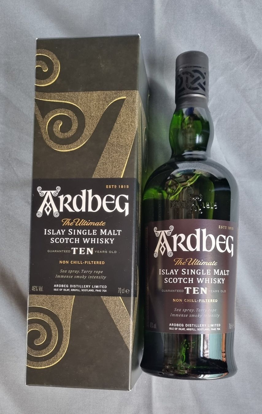 Ardbeg Bevande alcoliche: ARDBEG 10 YO ISLAV SINGLE MALT ORGINALVERPACKT – Nuovo e nell'imballaggio originale da Schönenwerd venduto da 1952kv