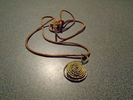 Kette braunes Band, Anhänger goldfarbige Spirale