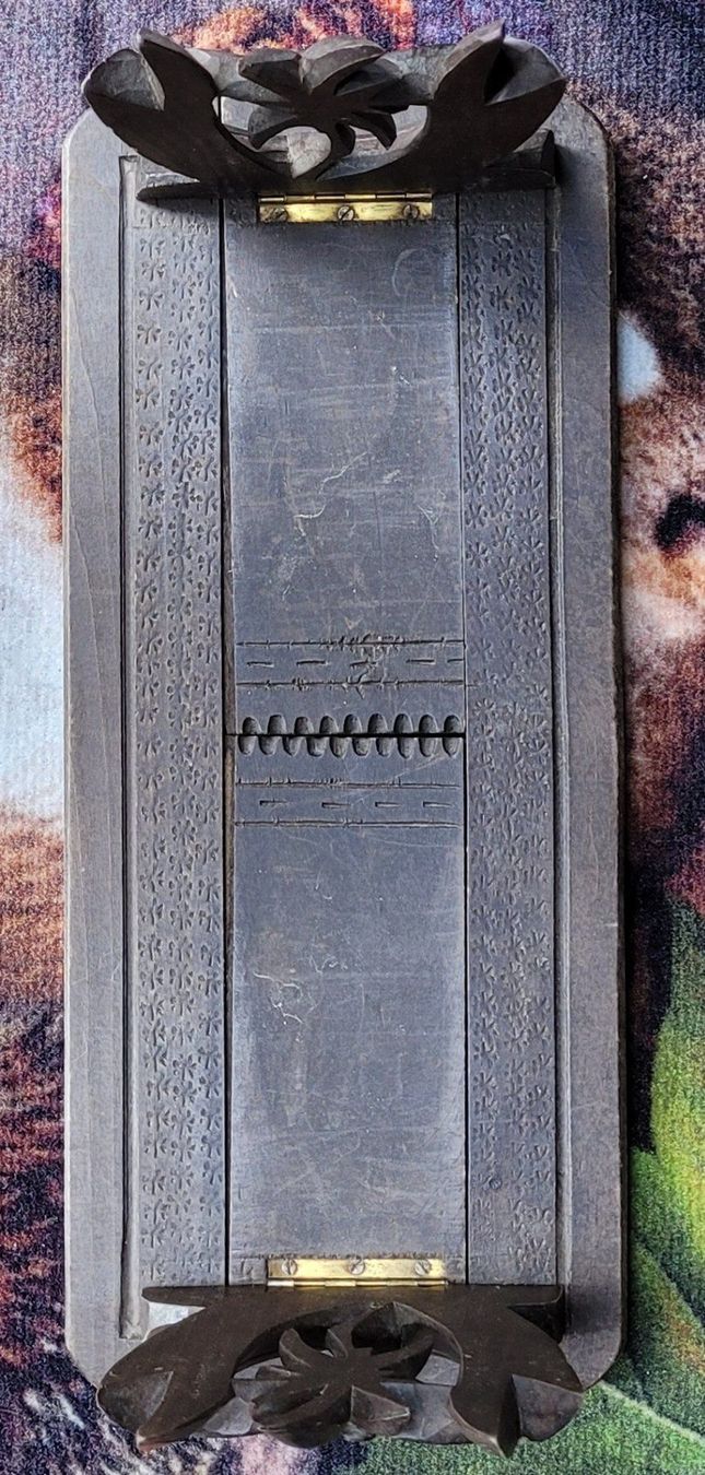 Holzartikel: Antiker schwarzwald geschnitzter Bücherständer. – Gebraucht aus Thun von Engel114 3