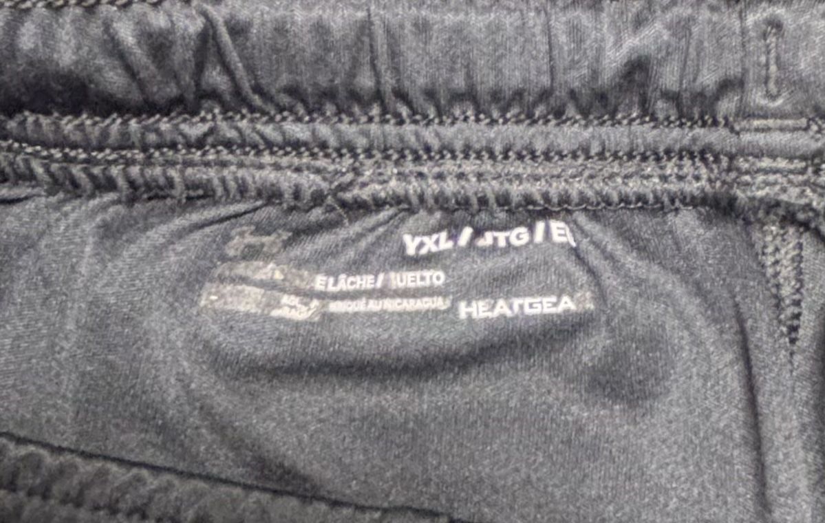 Under Armour Pantaloni: Under Armour Trainingsshorts, schwarz, Gr. YXL – Usato da Dietlikon venduto da Babies02 2