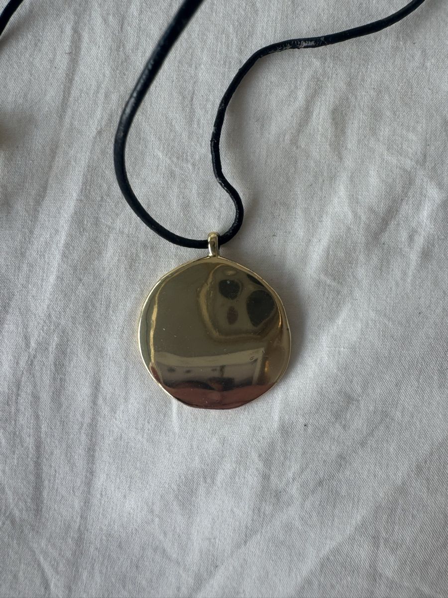 Massimo Dutti Catenine: Massimo Dutti Collier pendentif doré artisanal cordon cuir – Usato da Genève venduto da lejardindesvetements 2