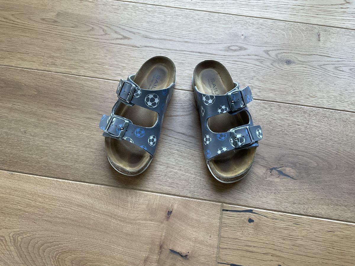 Scarpe per ragazzi: Sandalen, Gr. 32, Fussball Design – Usato da Weinfelden venduto da fse_9bk7