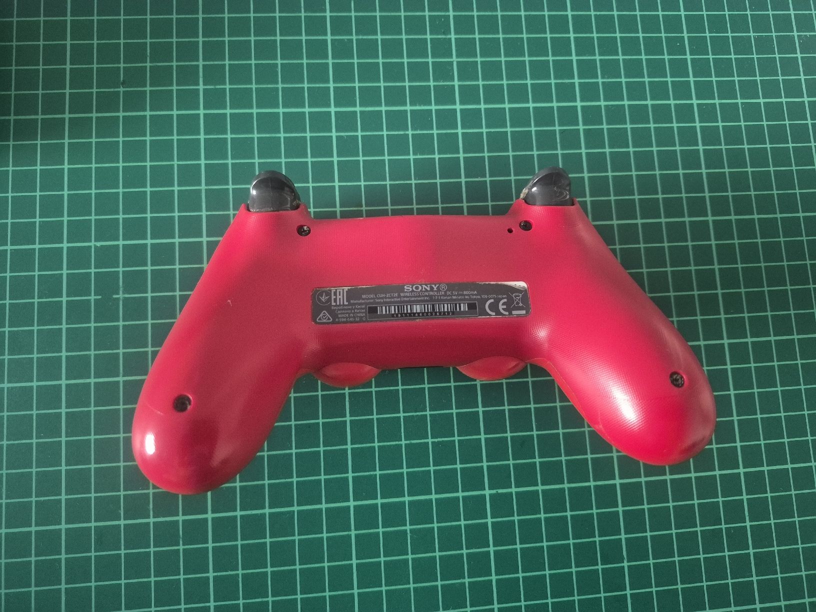 Sony Controller: Sony PlayStation 4 Controller rot gebrauchter Zustand – Usato da Meyrin venduto da Retro-GZ 1