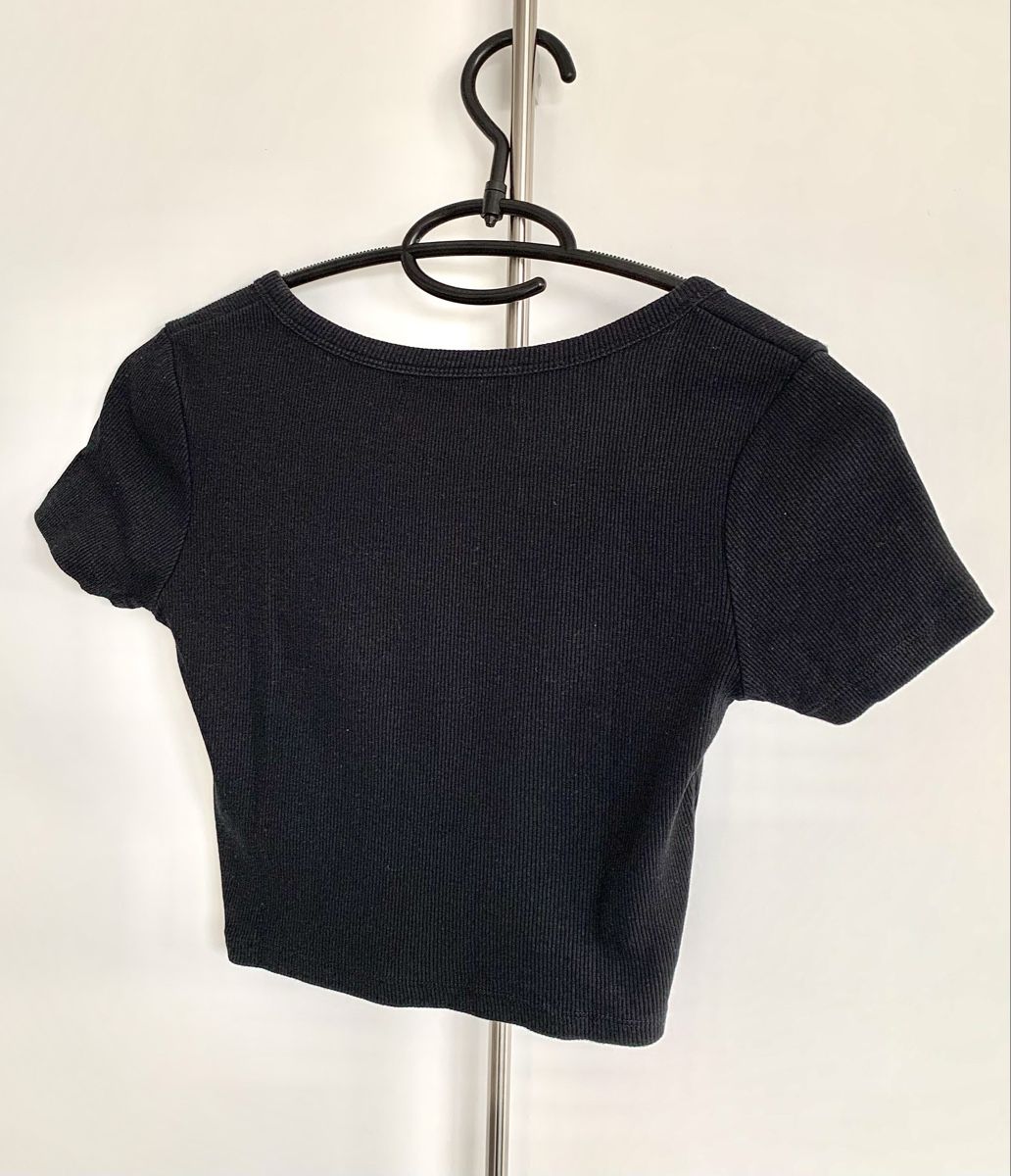 Top: Crop Tops - ZWEI Stück (Schwarz und Weiss) – Usato da Düdingen venduto da Hiron_o7 3