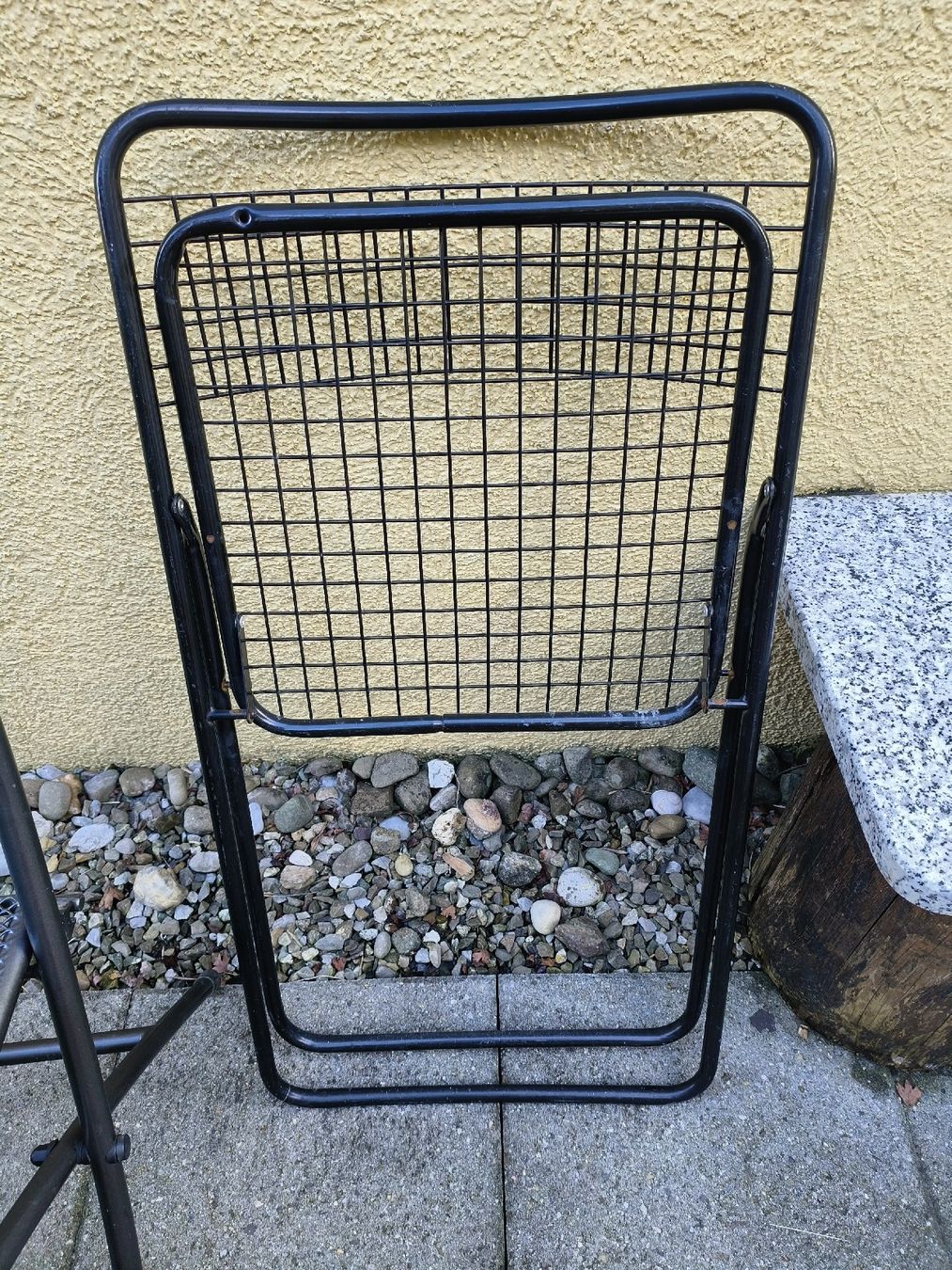 Stühle: Zwei verschiedene schwarze Klappstühle, Metall – Gebraucht aus Obfelden von Alf2005 3