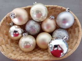 10 Weihnachtsbaumkugeln in Silber und Beige ⌀ 6 cm
