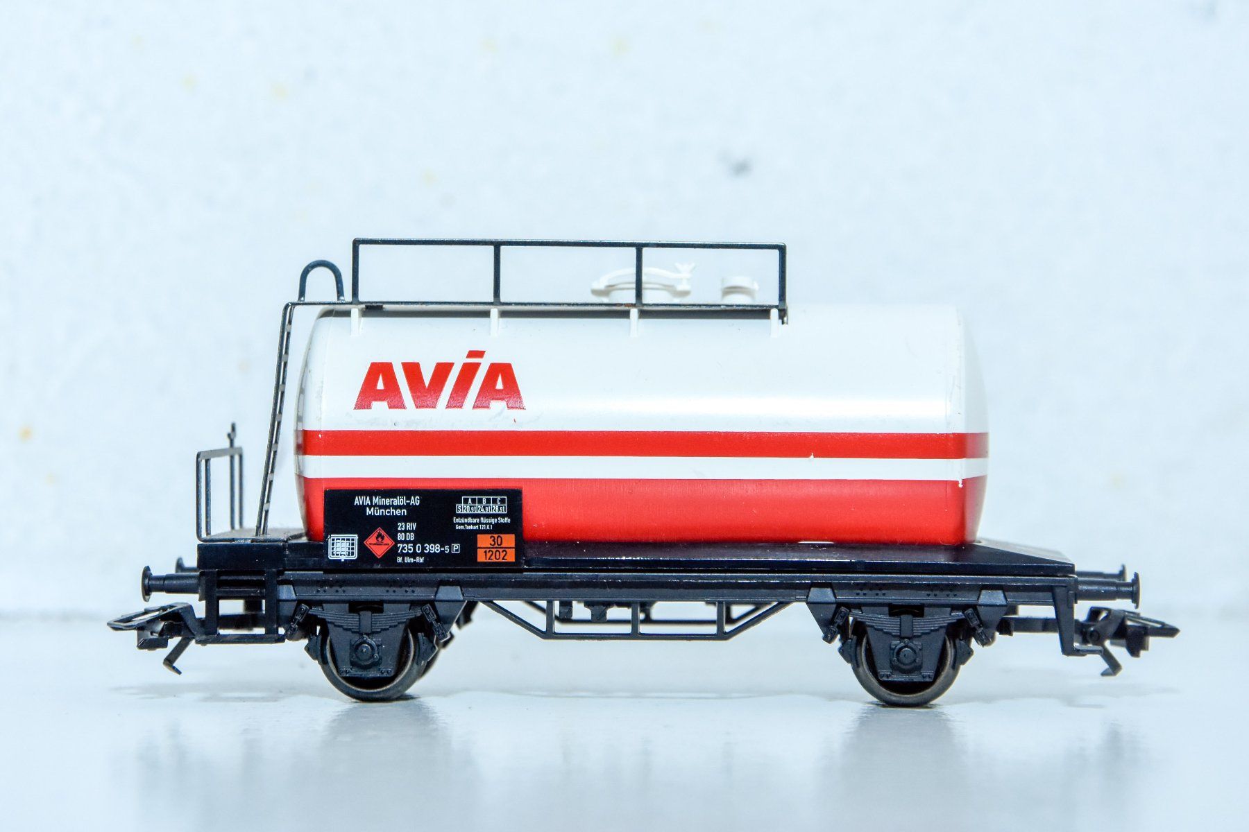Märklin Modellini di ferrovie: Märklin - Wagon citerne Avia – Usato da Belmont-sur-Yverdon venduto da bichet02