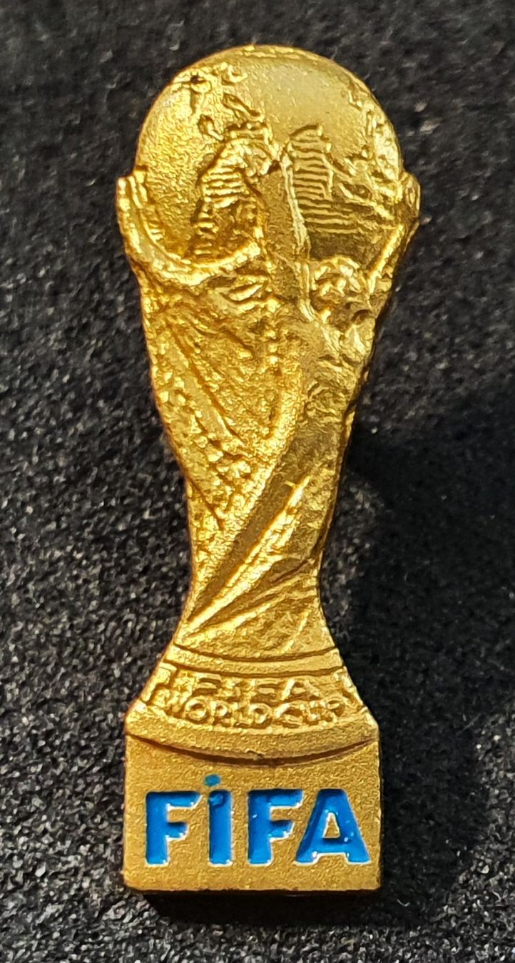 Fifa Placchette & Badge: Y664 - FIFA Pokal – Usato da Reinach BL venduto da Boston-Verkauf