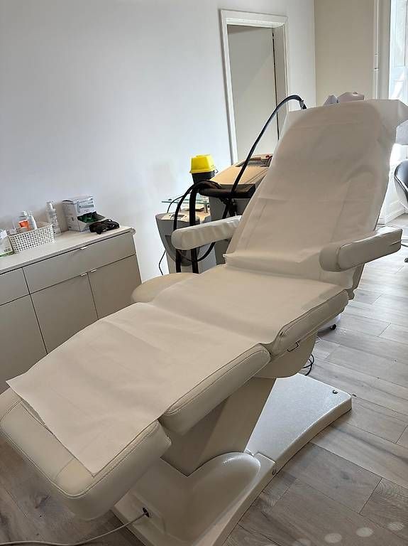 Lettini & sedie per cosmetici: Fauteuil/Table esthétique automatique à Moteur  – Usato da Genève venduto da adm_hd5p