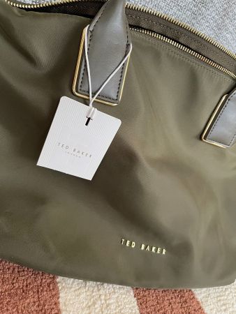 NEU TED BAKER HANDTASCHE olive aus Nylon 18x25x40